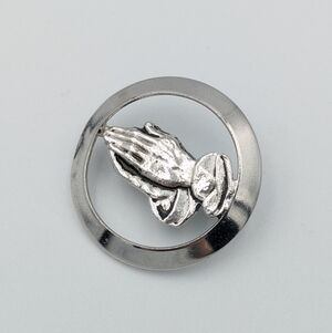 4/24$  Silver tone praying hands round metal cutout small brooch pin